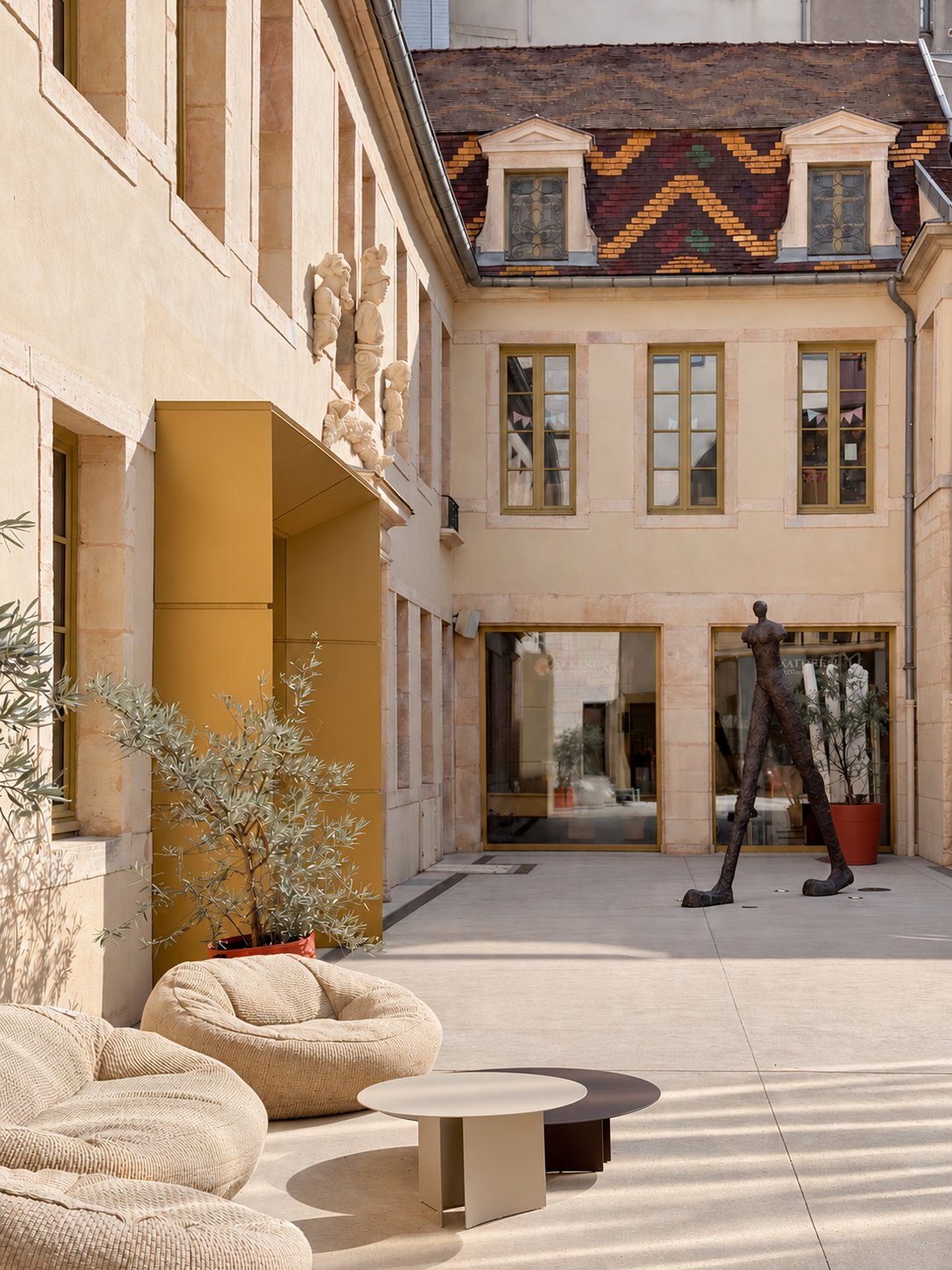 L'agence MAJO, Cour Bareuzai