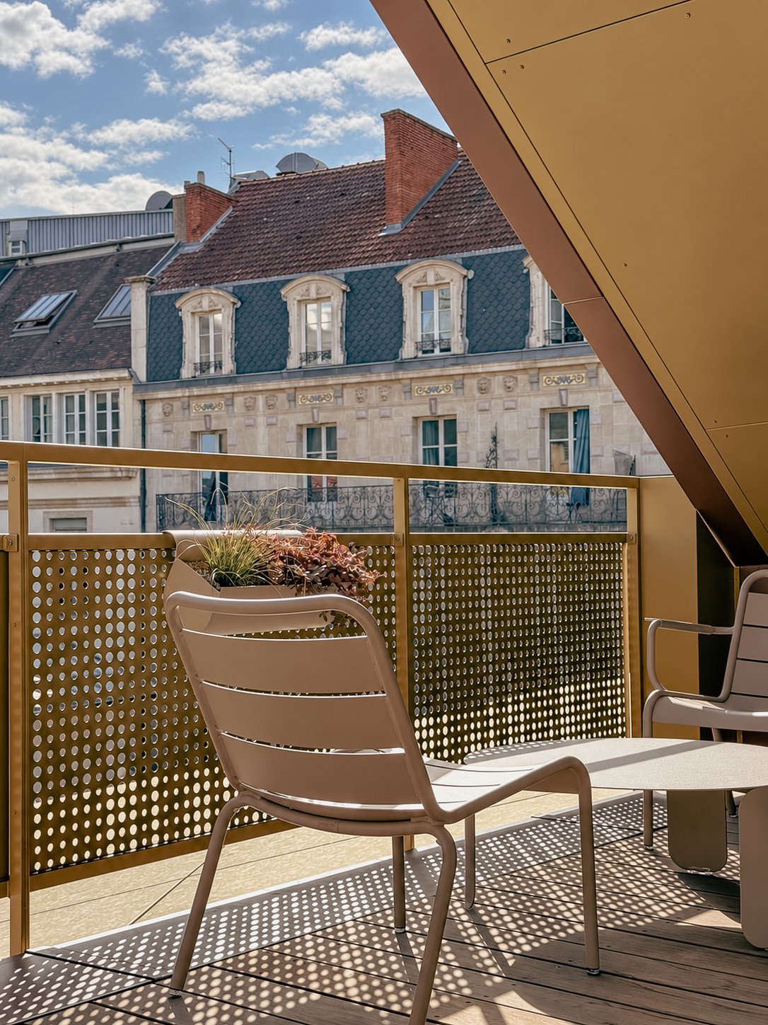 Terrasse : garde-corps jaune, toits vernissés et maison à colombages