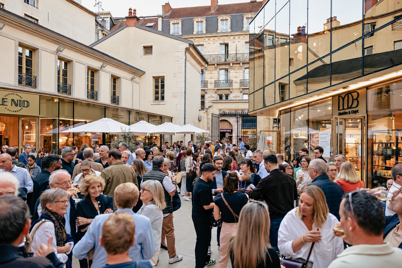 Clients et ambassadeurs réunis lors de l'inauguration de l'agence MAJO
