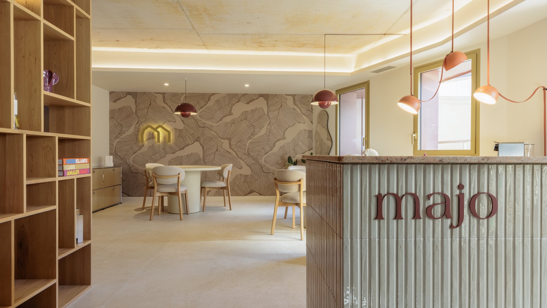 Vue d'ensemble de l'agence MAJO, banque d'accueil et espace salon