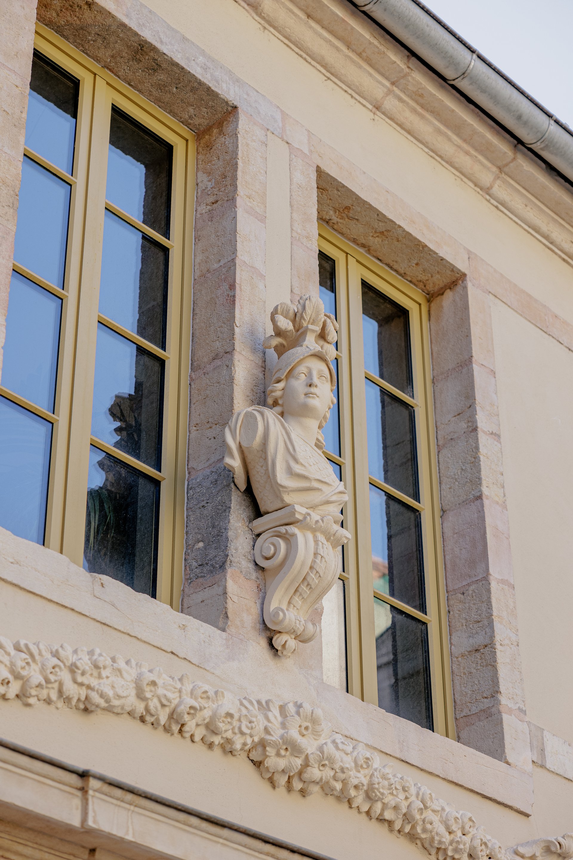Détail patrimonial de la Cour Bareuzai : buste sculpté en pierre