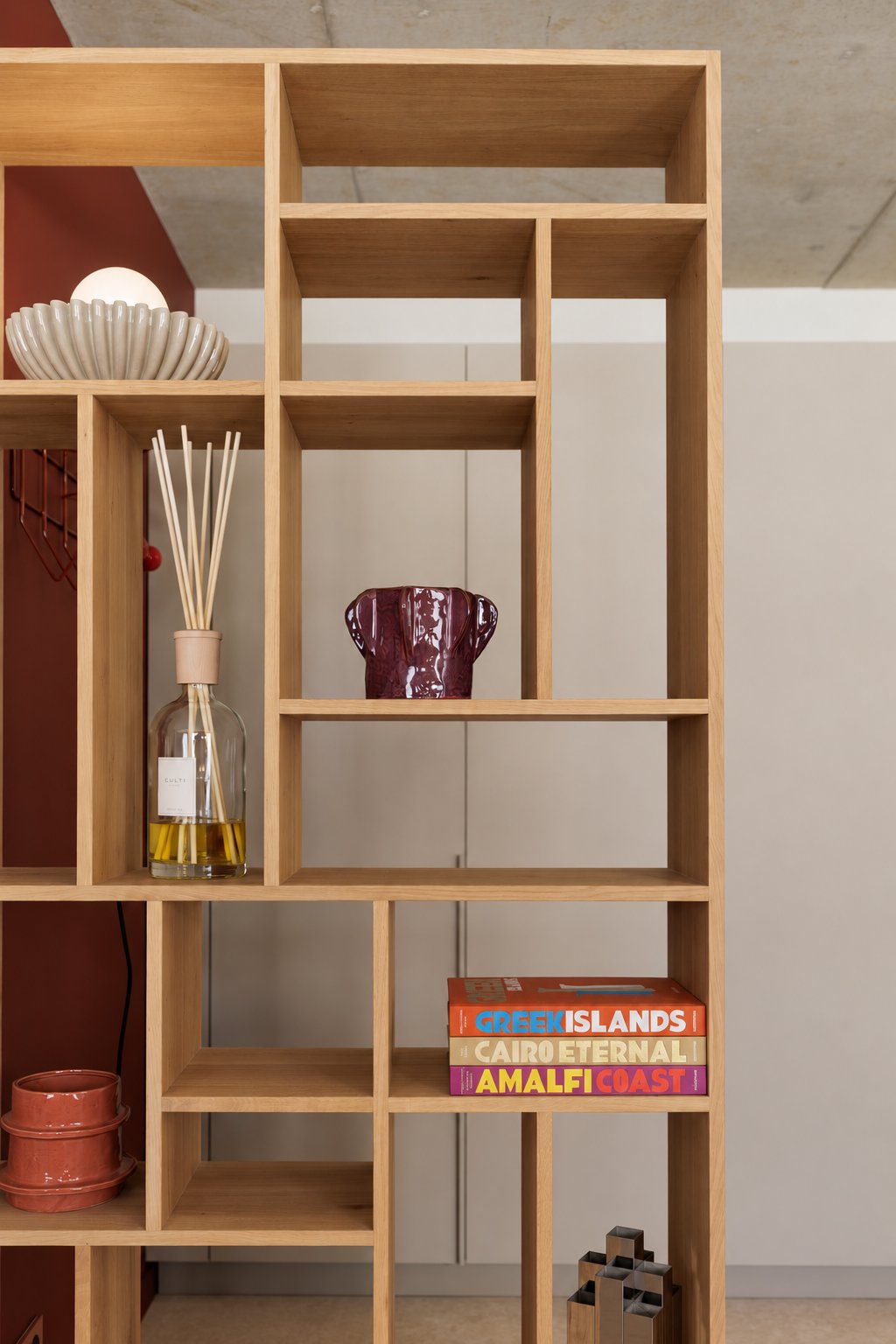 Bibliothèque en chêne de l'agence, objets et matières