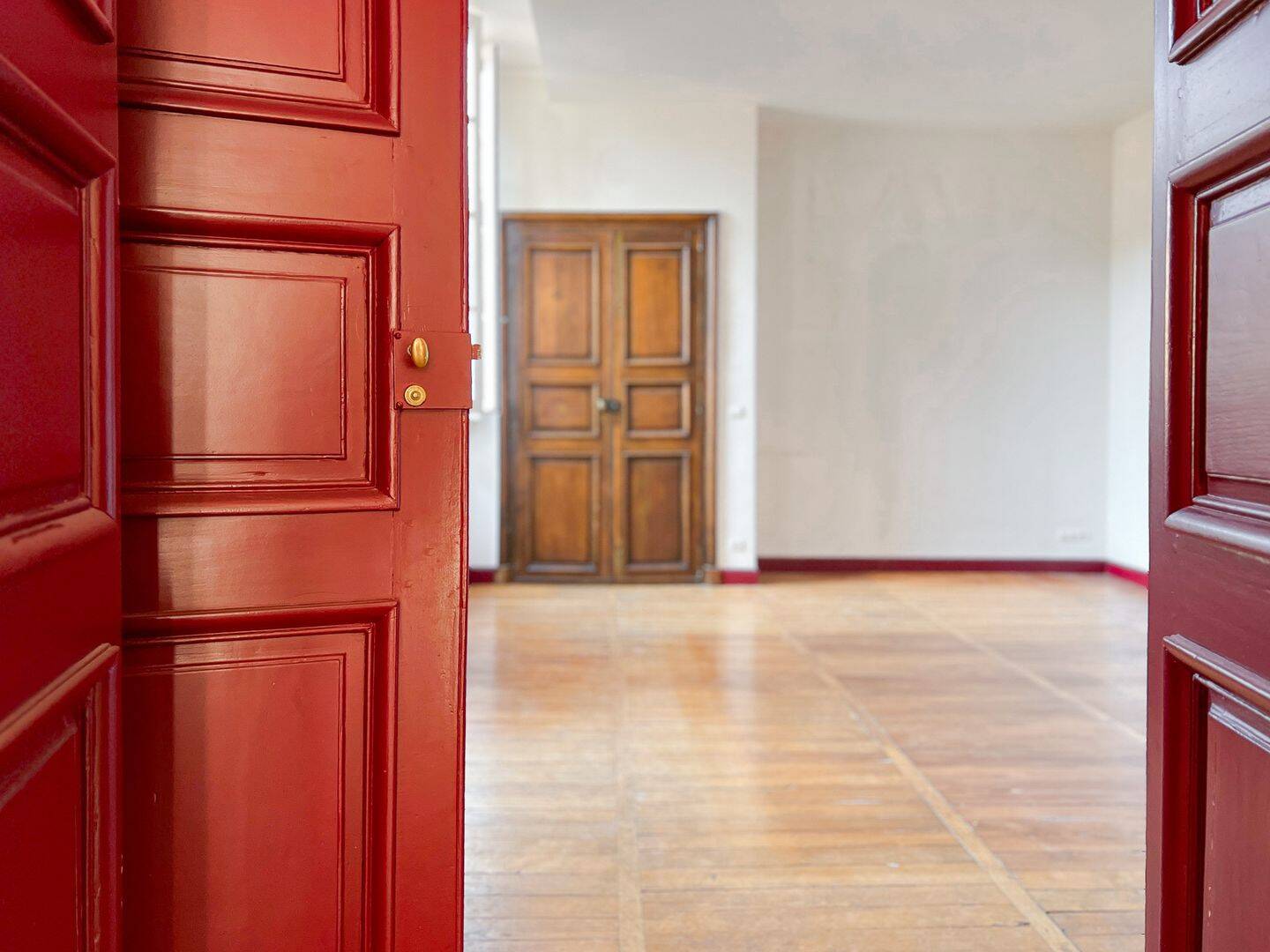Enfilade des pièces vue depuis la porte rouge d'entrée
